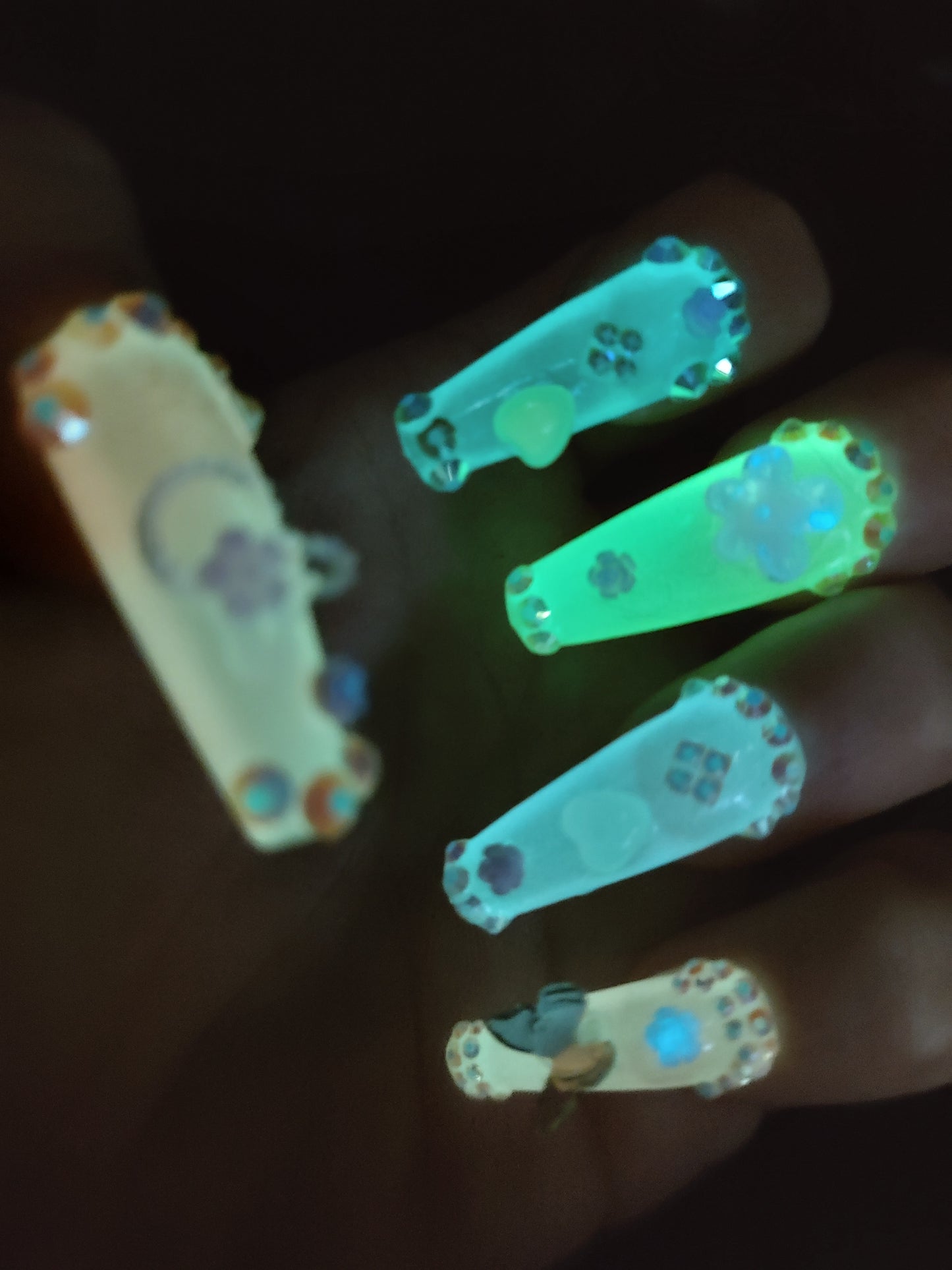 Custom press/glue on nails
