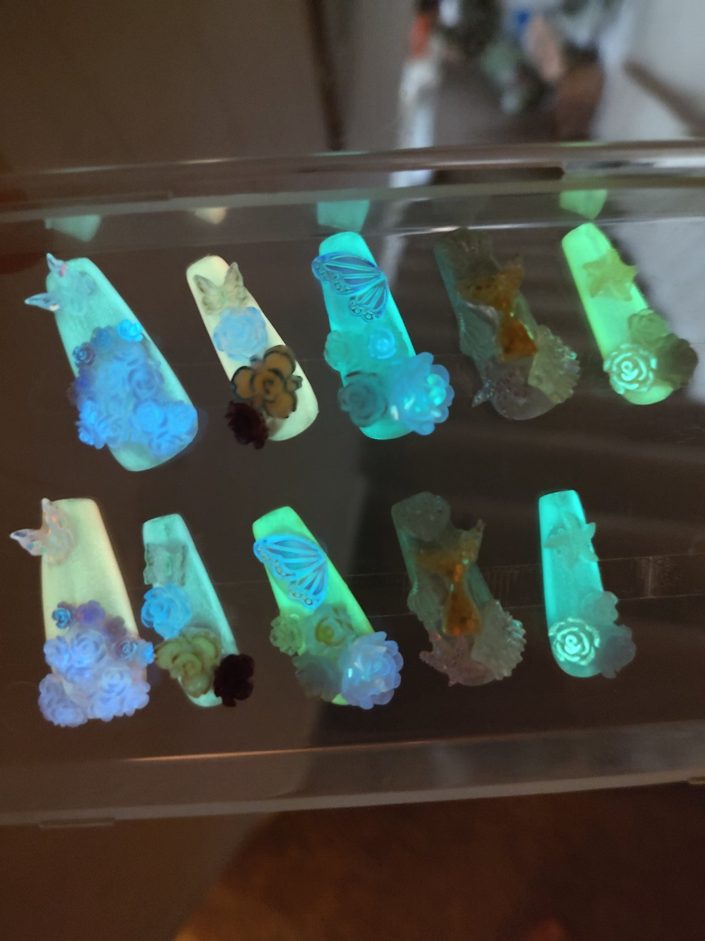 Custom press/glue on nails